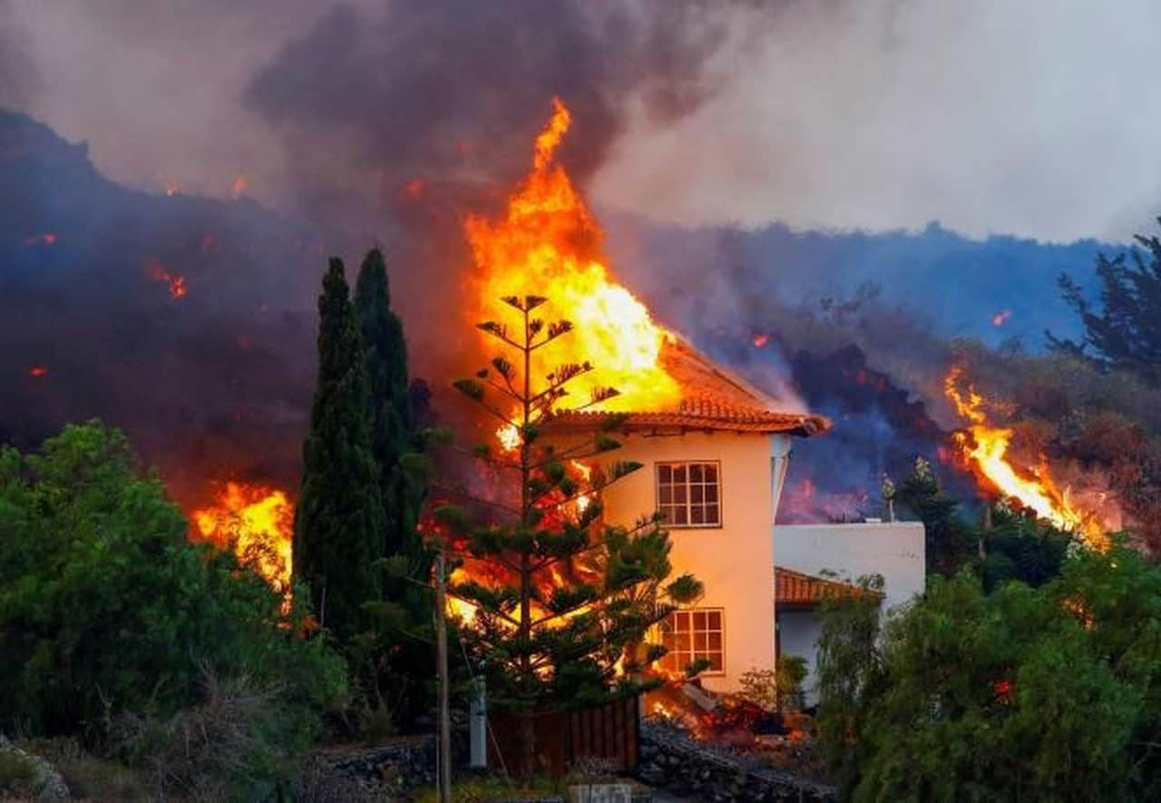 INFERNO a La Palma, l’eruzione non si ferma. La LAVA invade le case, video
