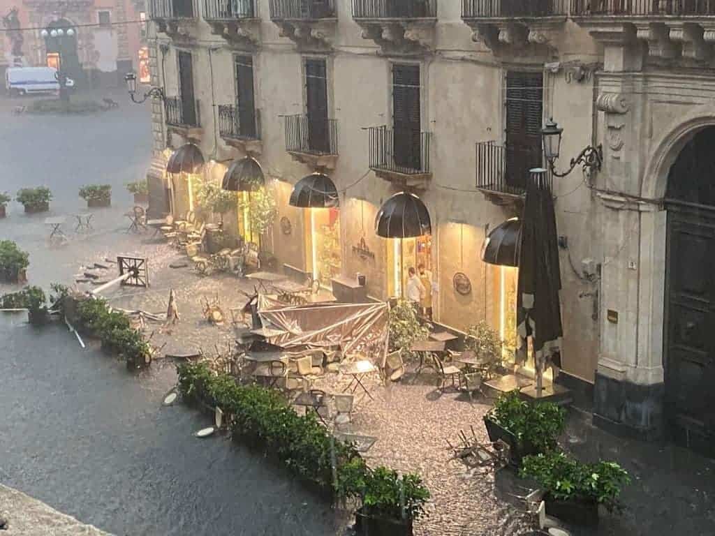 Meteo Sicilia, nubifragi su mezza regione. Catania danni e feriti per un temporale di eccezionale violenza