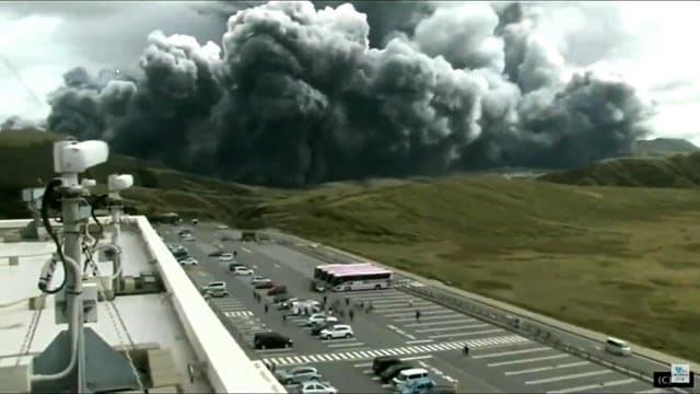 Giappone esplode il Vulcano del Monte Aso, video mozzafiato