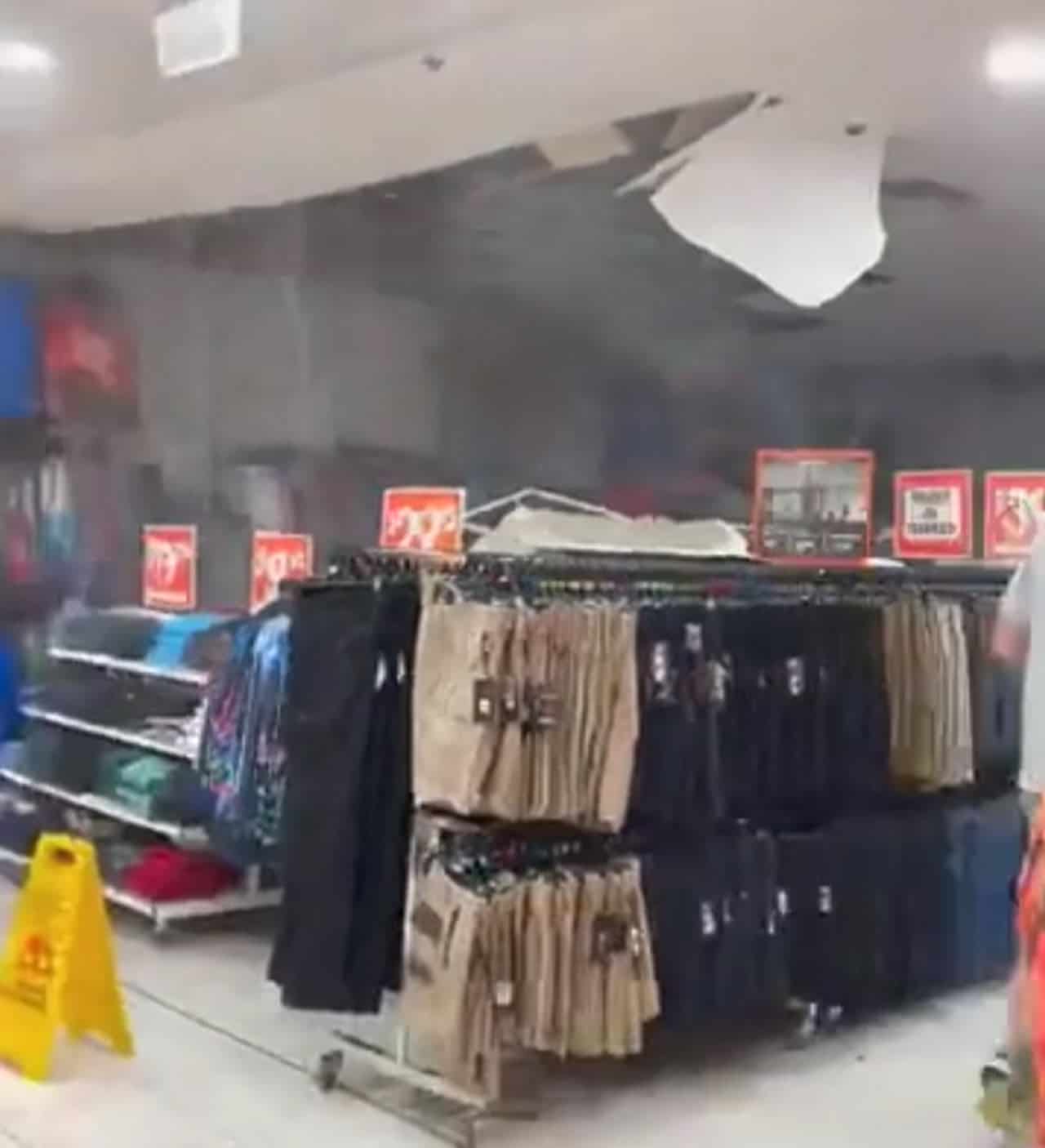 Grandine abbatte un tetto di un centro commerciale in Australia. Video meteo da panico