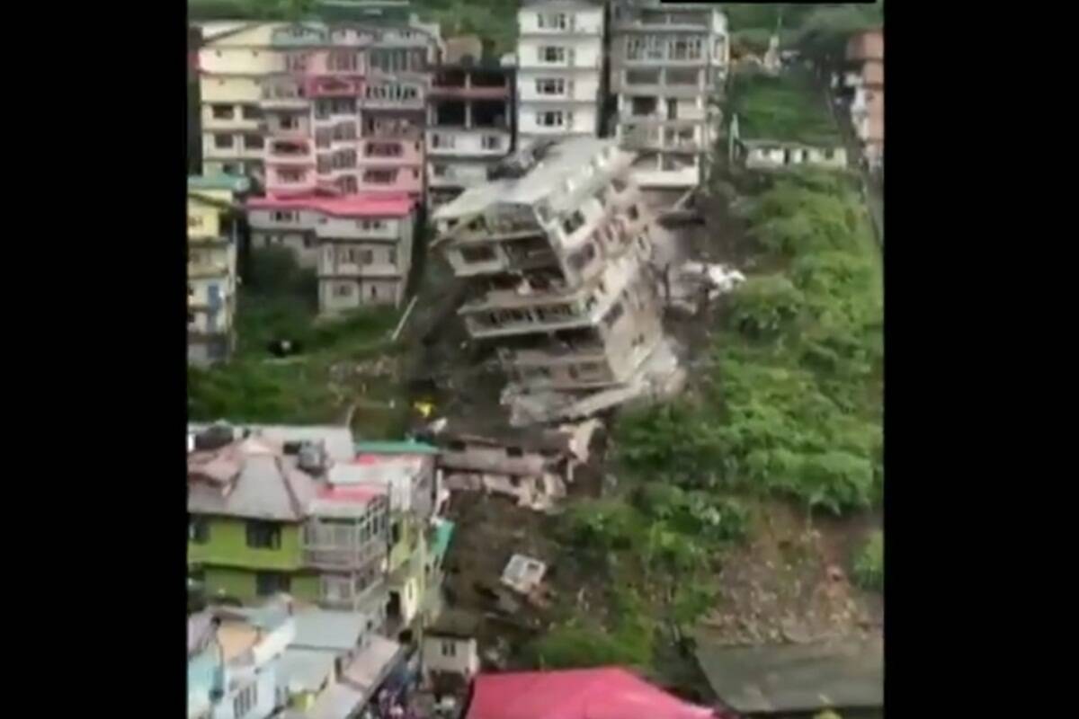 Piogge torrenziali in India, crolla edificio di 8 piani