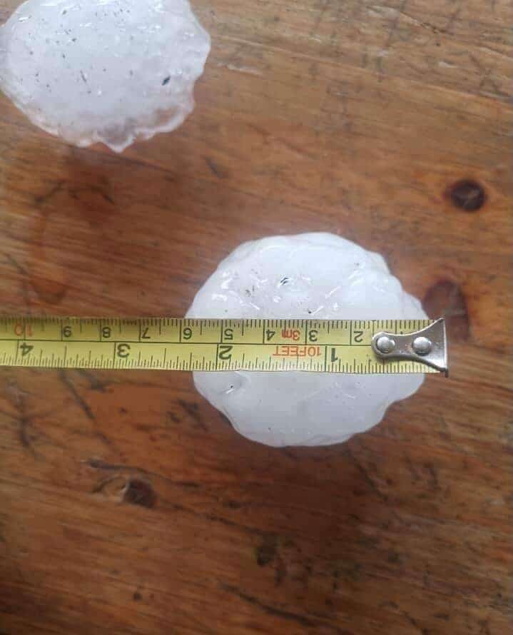 Meteo Sardegna, GRANDINE GIGANTE a Olbia. Bagnanti in fuga. Video