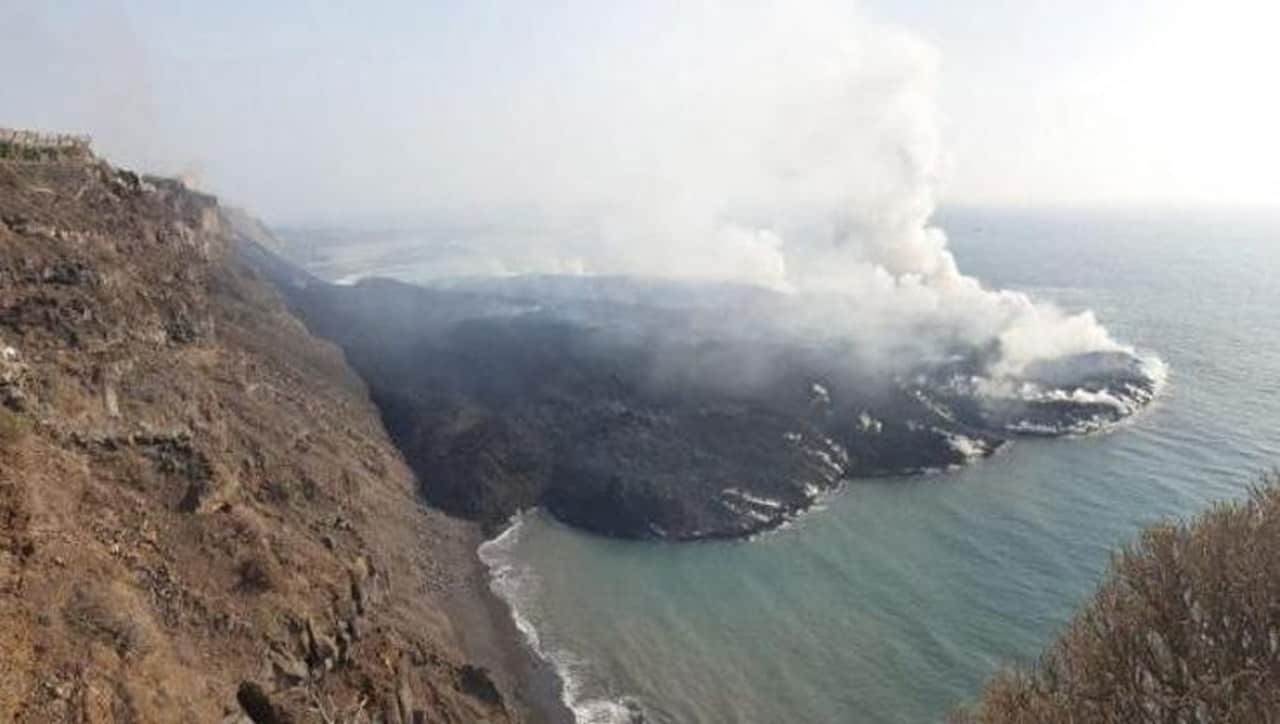 Eruzione del Cumbre Veja continua a riversare lava in mare