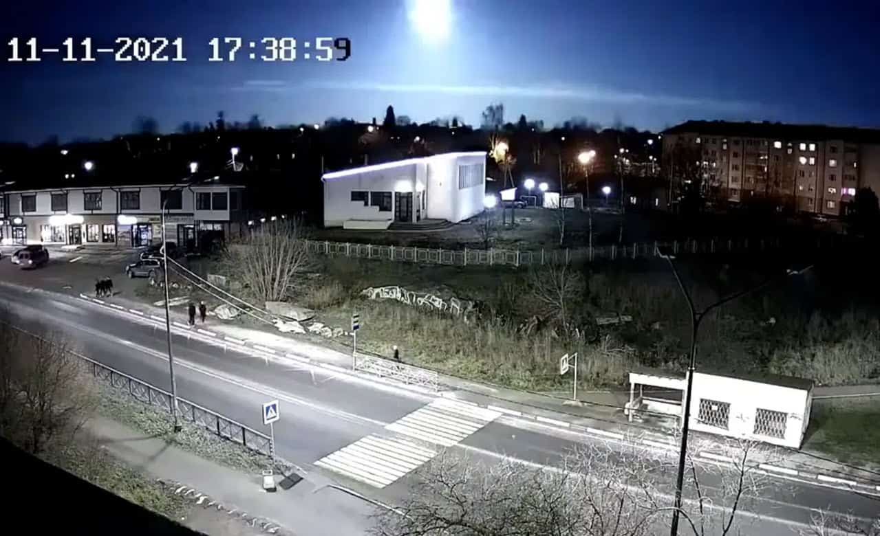 Meteorite illumina il cielo notturno di San Pietroburgo. Video e intervista a esperto
