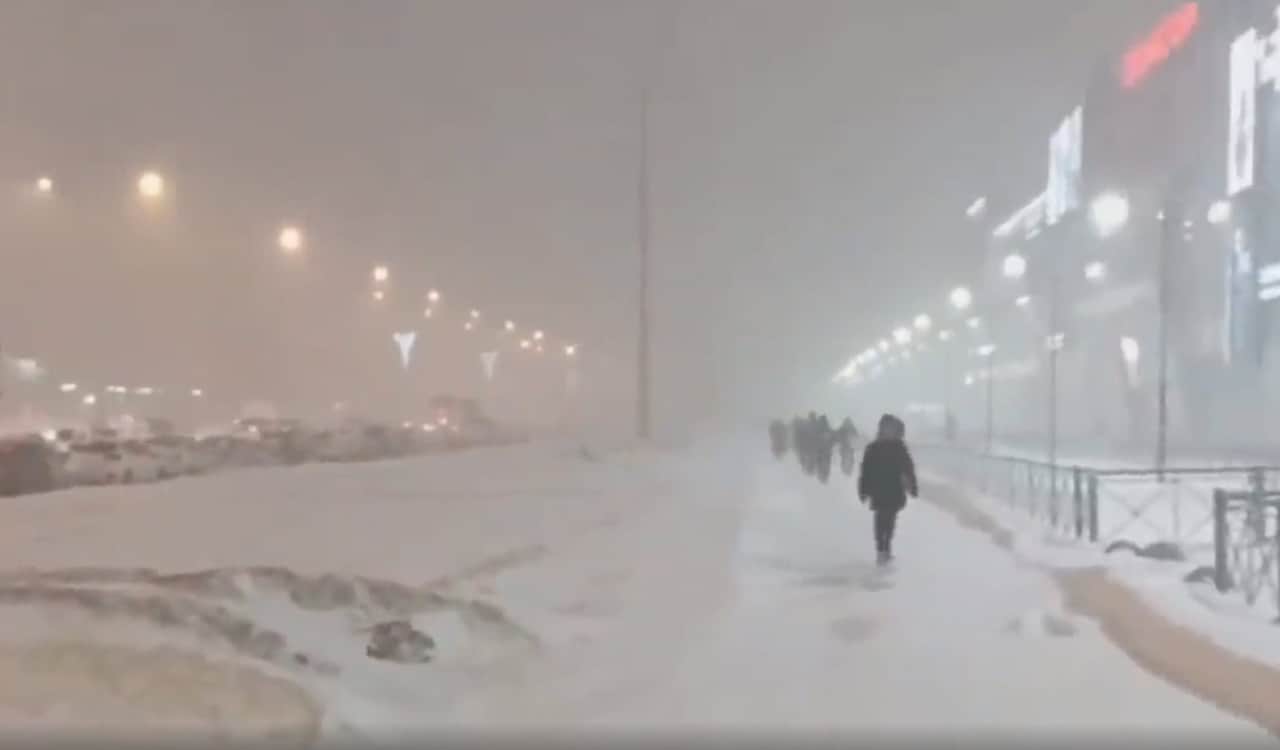 Murmansk, in Russia. Video meteo di straordinari uragani di neve