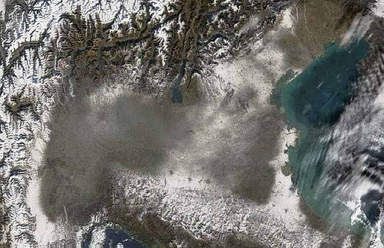 Così appariva dal Satellite la Val Padana 4-5 giorni dopo l’evento nevoso