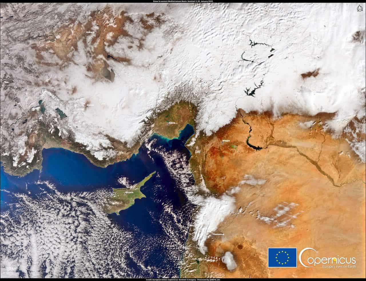 Immagini delle tempeste di neve nel Mediterraneo orientale