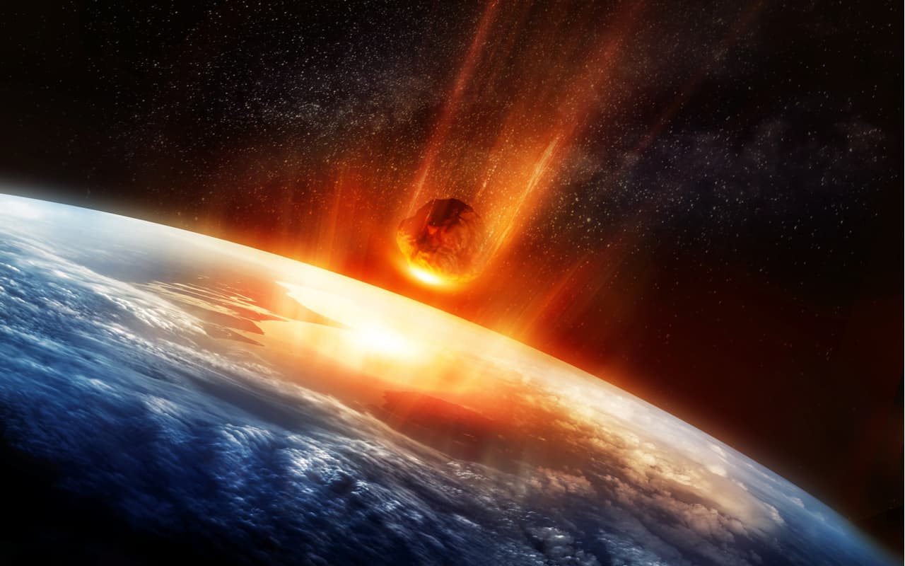 Meteorite che diventa incandescente quando entra nell'atmosfera terrestre.