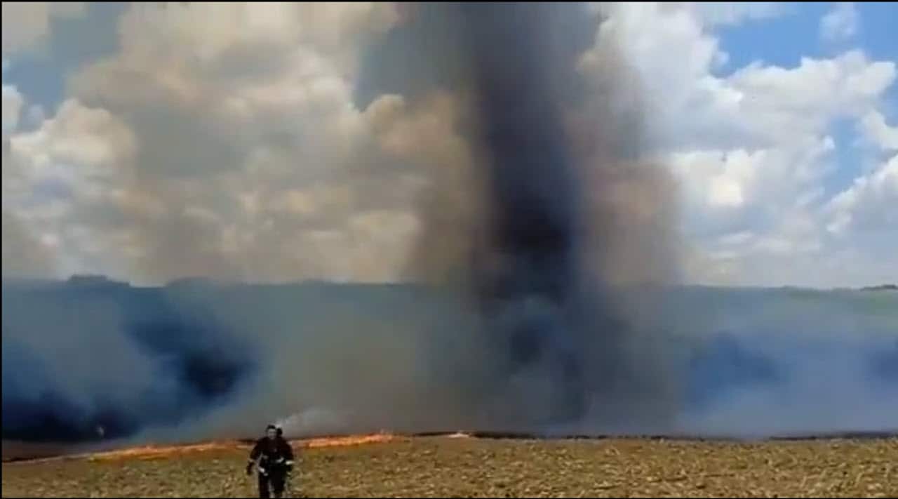 Vigili del fuoco rischiano di essere investiti da Tornado in Brasile. Video meteo