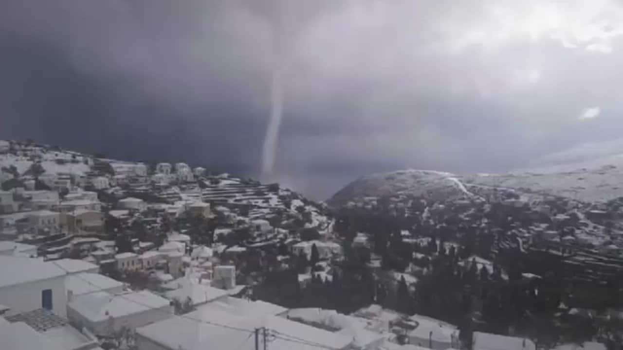 Il vortice tornadico che ha raggiunto Andros