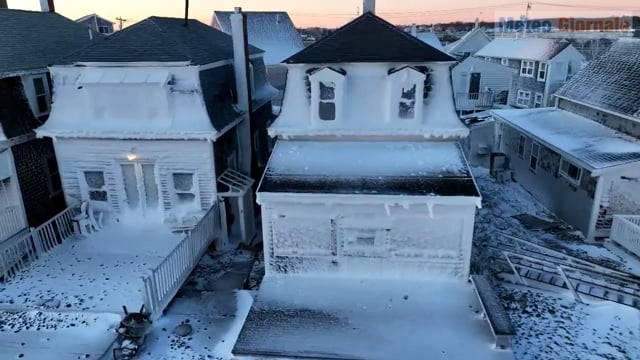 Uragano di neve negli USA. Gli effetti sulla costa. Onde ghiacciate dal freddo artico. Video meteo