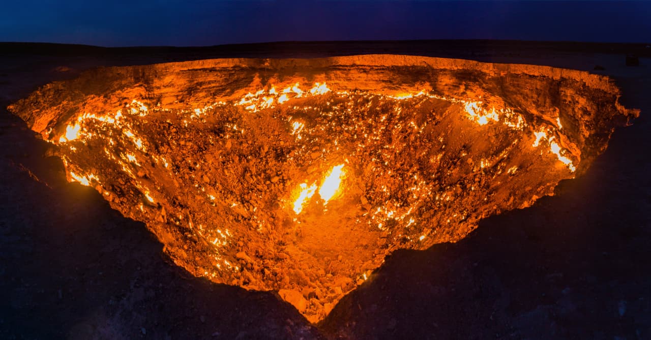 Cratere di gas Darvaza (Derweze), chiamato anche Le Porte dell'Inferno, in Turkmenistan