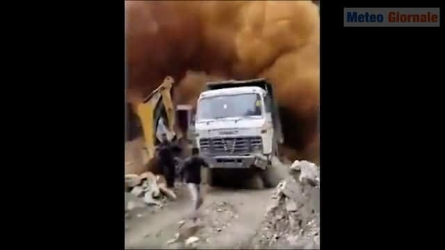 Grossa frana su autostrada in India. A bassa quota piogge da oltre 1000 millimetri. Video meteo