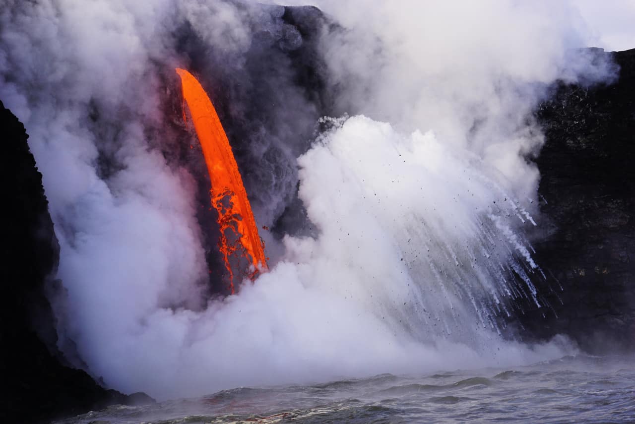 Lava che scorre nell'oceano dalla scogliera di Big Island