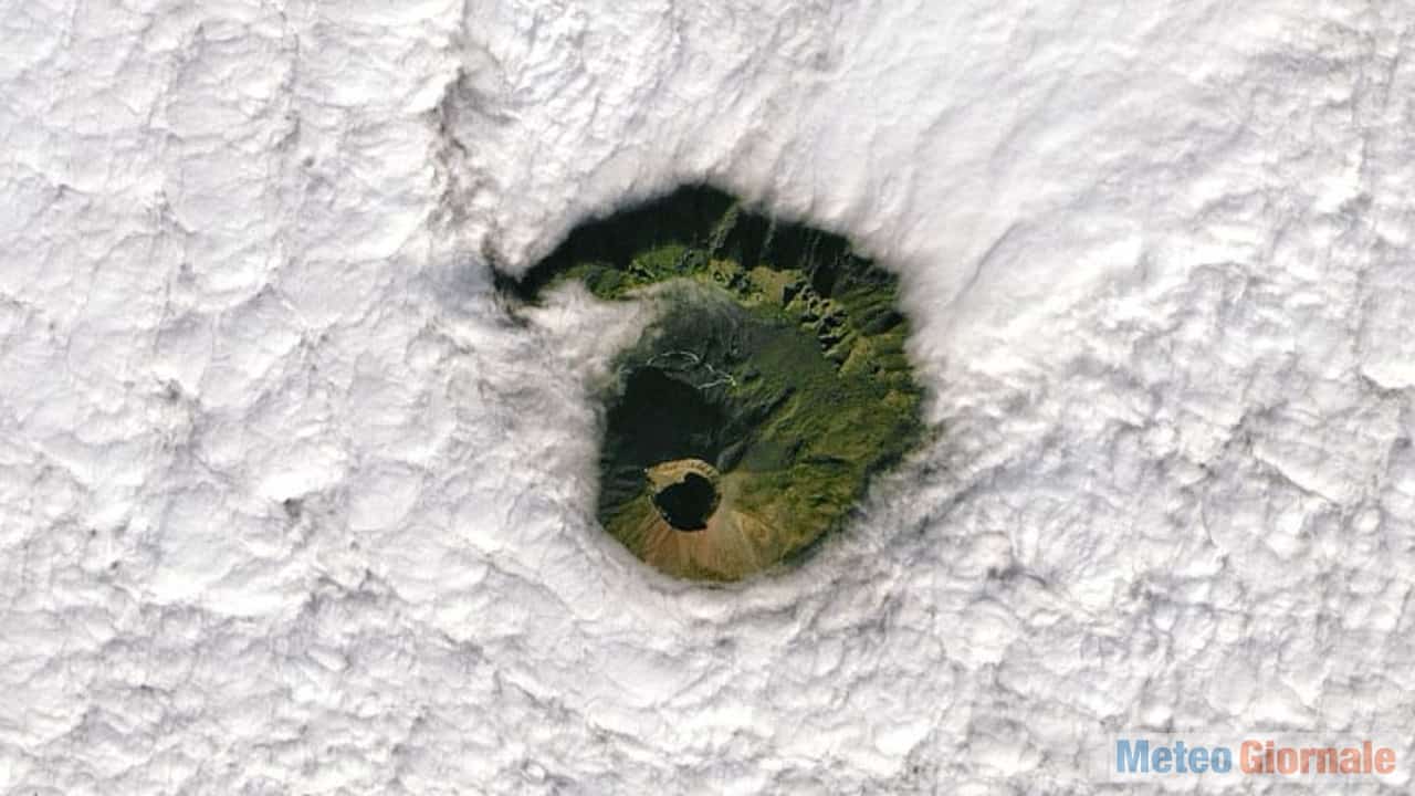 Vesuvio che emerge dal mare di nubi il 2 gennaio 2022.