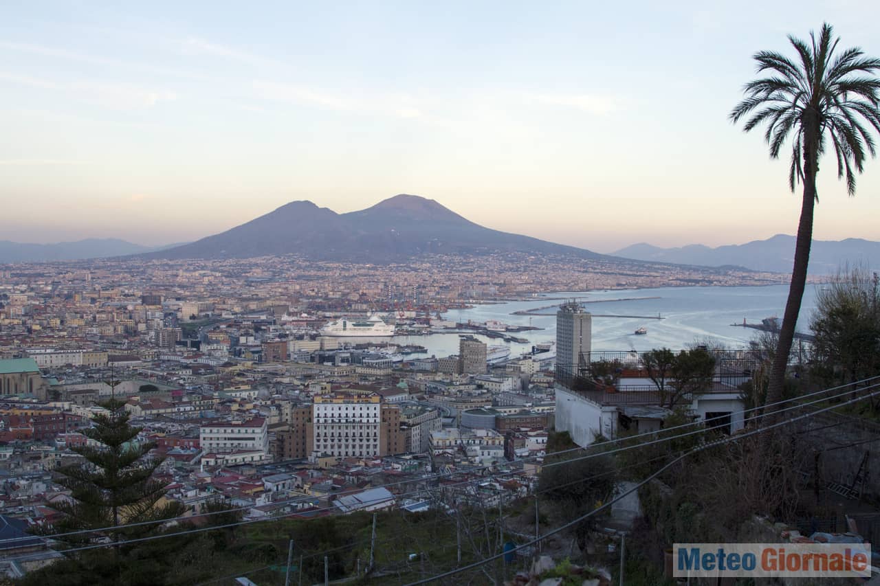 Veduta del Vesuvio, di Napoli, e parziale del Golfo omonimo. Credit © Vincenzo Evangelista dreamstime