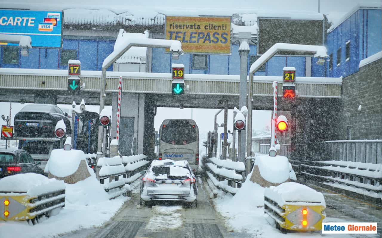 Meteo con TORMENTE di NEVE al Centro Sud Italia. Paesi isolati, neve alle porte di Napoli