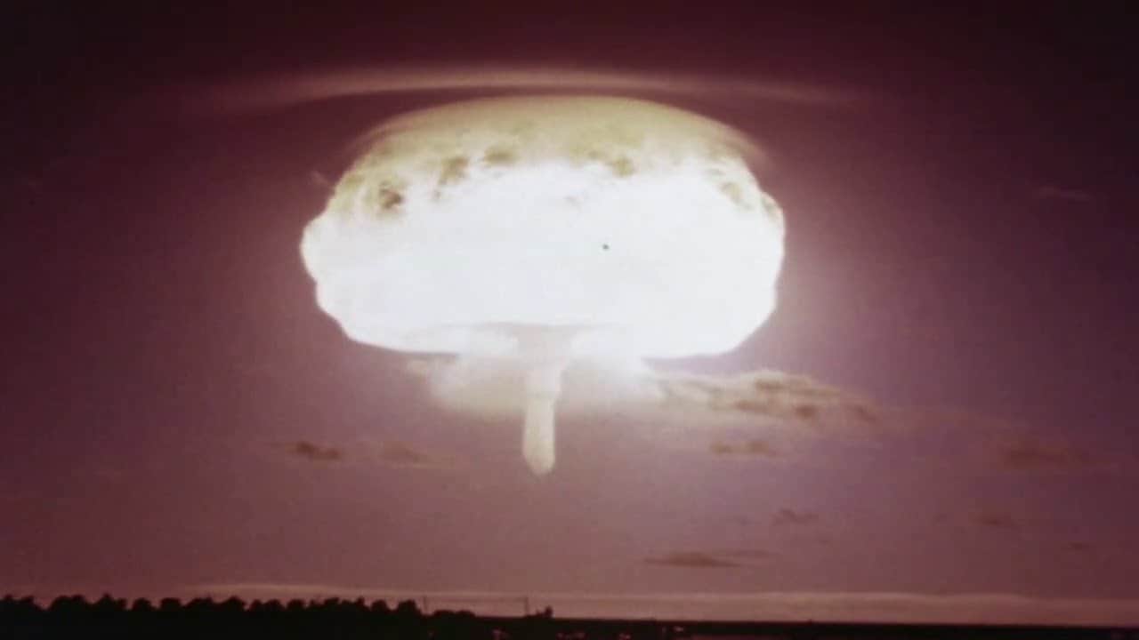 Varie esplosioni di Bombe Atomiche americane. Si tratta di test. Video autentici
