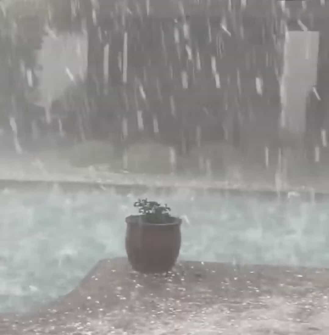 Missouri, Stati Uniti. Grandine gigantesca cade dal cielo. Video meteo