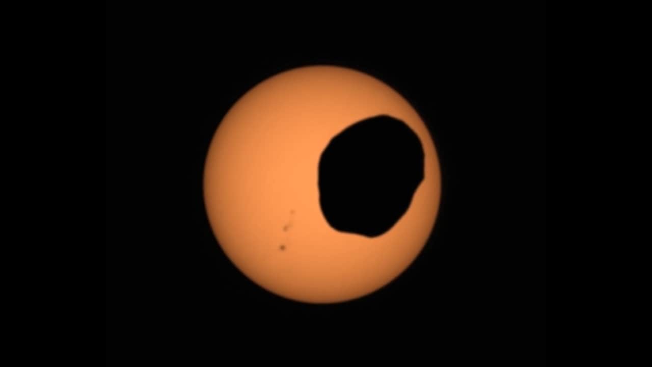 La Luna di Marte Phobos copre in parte il sole