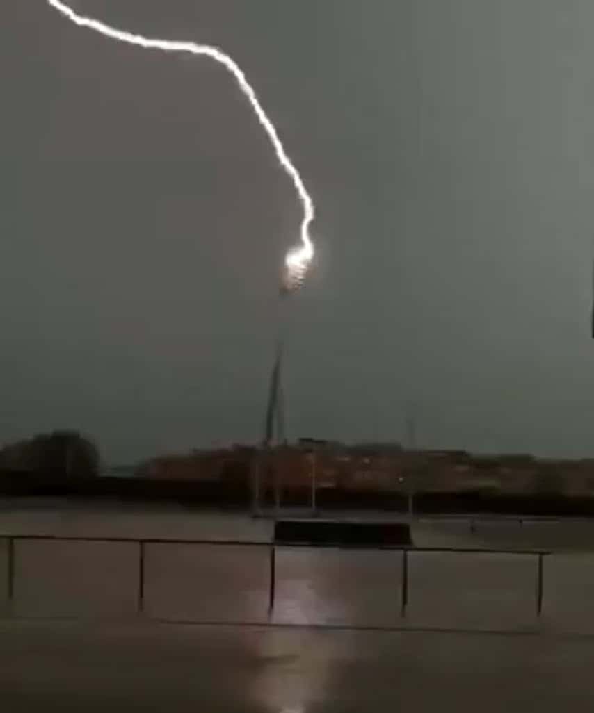 Grosso fulmine squarciano il cielo di Barcellona in Spagna. Video Meteo