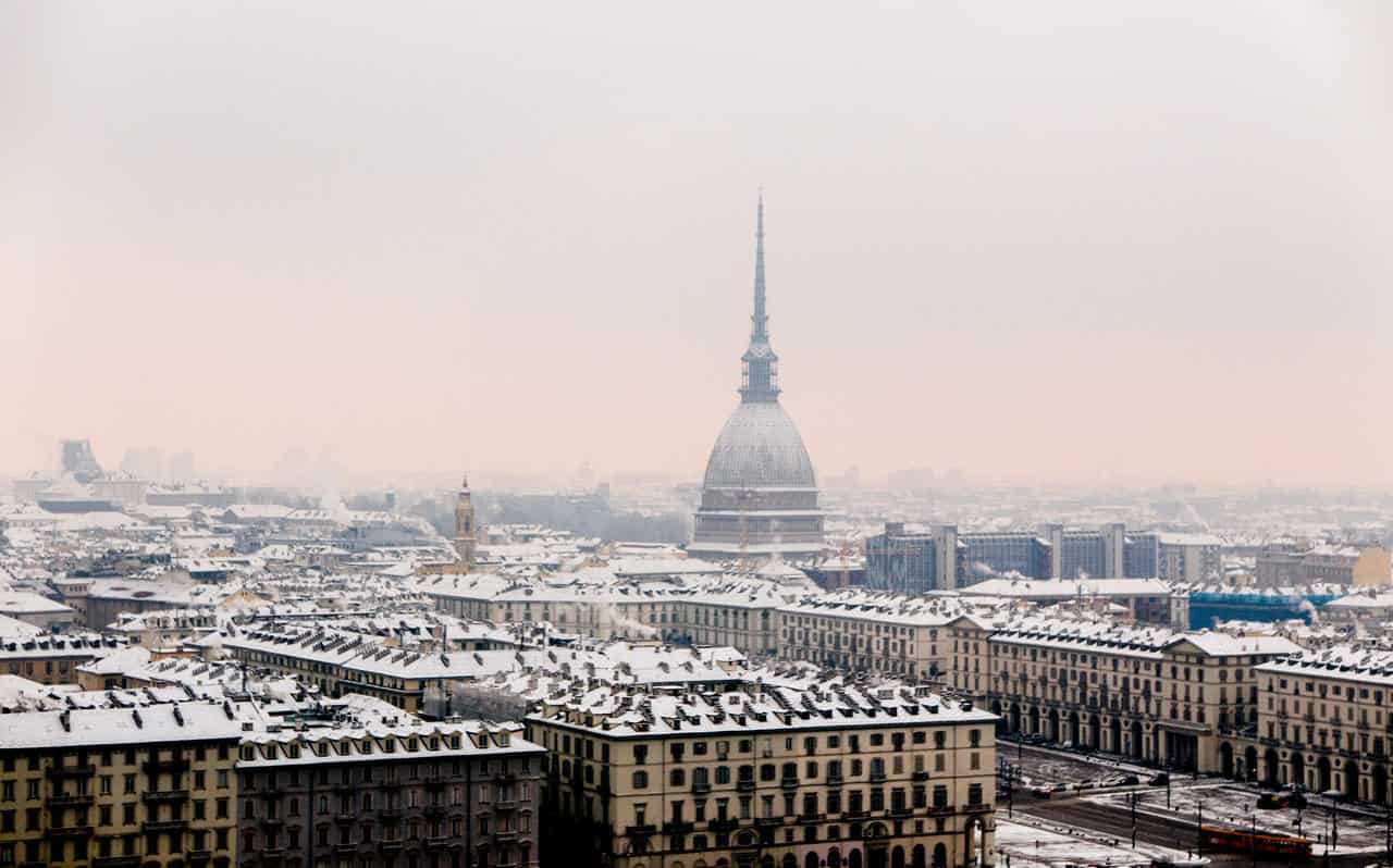 La neve imbianca il capoluogo piemontese