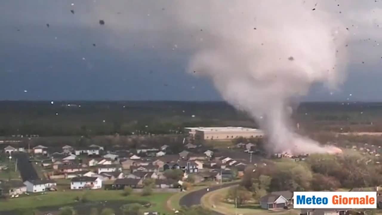 TORNADO mentre devasta una cittadina nel Nord America. Video Meteo
