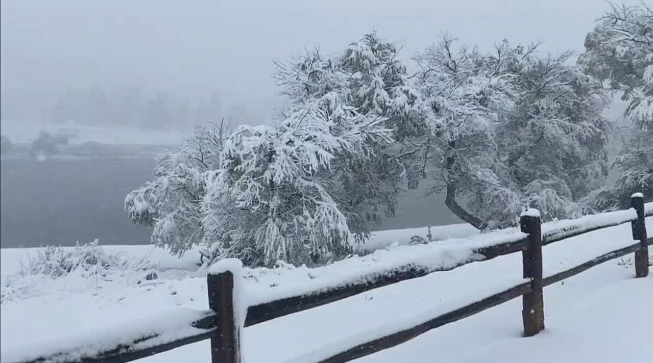 Neve fuori stagione, mentre pochi giorni prima c’erano 30 gradi e oltre. Video Meteo