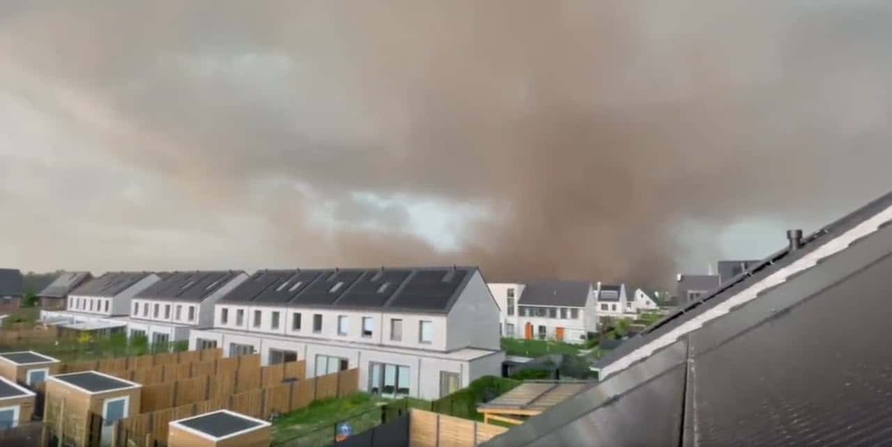 Olanda, tempesta di sabbia prima di un violento temporale. Video Meteo
