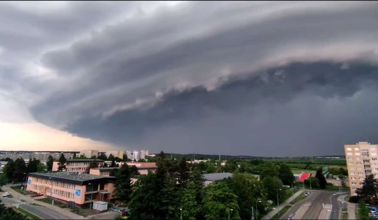 Pericolosa serie di supercelle al Nord Italia. Video Meteo