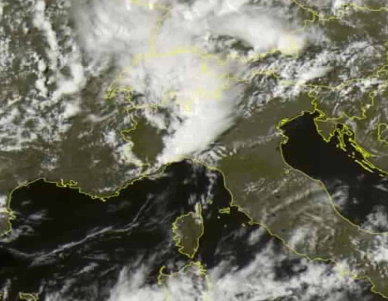 Squall line attraversa il Nord Italia, raffiche di vento e tanti fulmini. Pioggia e grandine