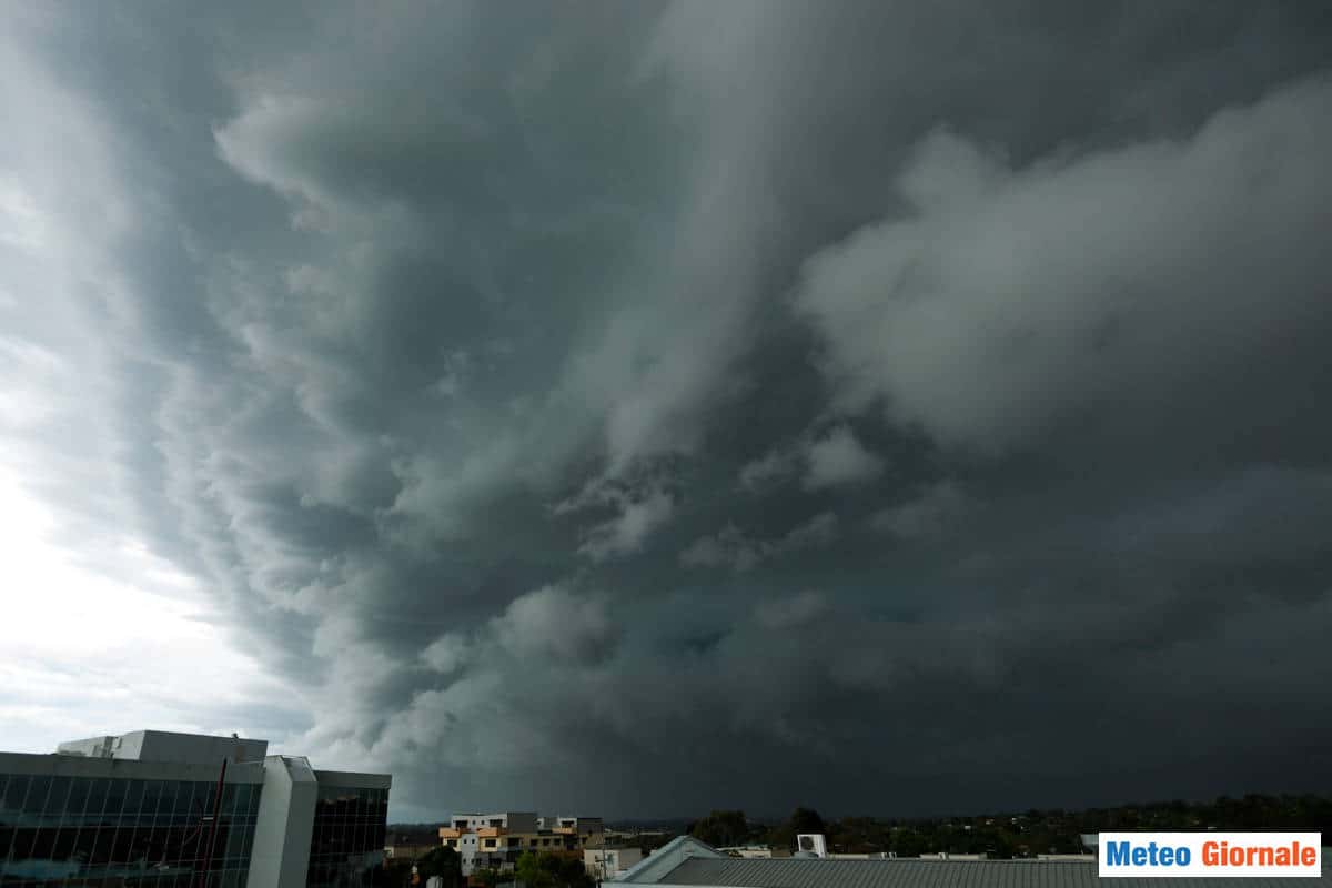 Lombardia pesante allerta meteo da parte della Protezione Civile lombarda. Inizia a cadere la grandine