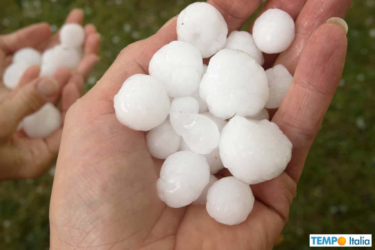 Grandine devastante in atto al Nord Italia. Ingenti danni. Levabolli pronti a riparare le auto danneggiate