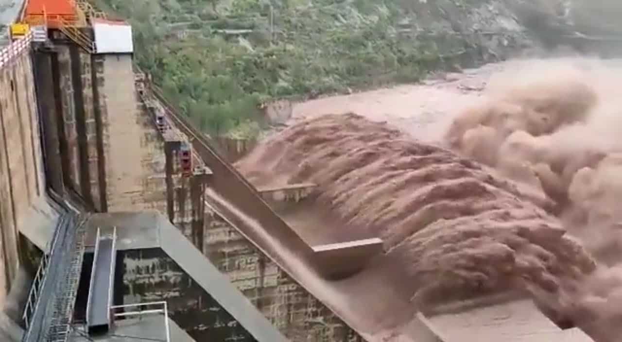 Piogge torrenziali nel Medioriente, evento meteo insolito. Video