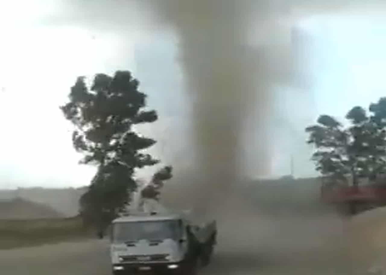 Tornado vicino a Lecce, le immagini del vortice visto da vicino
