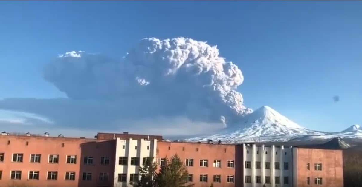 Eruzione vulcanica esplosiva in Russia. In passato terremoto 9,3 di magnitudo. Video