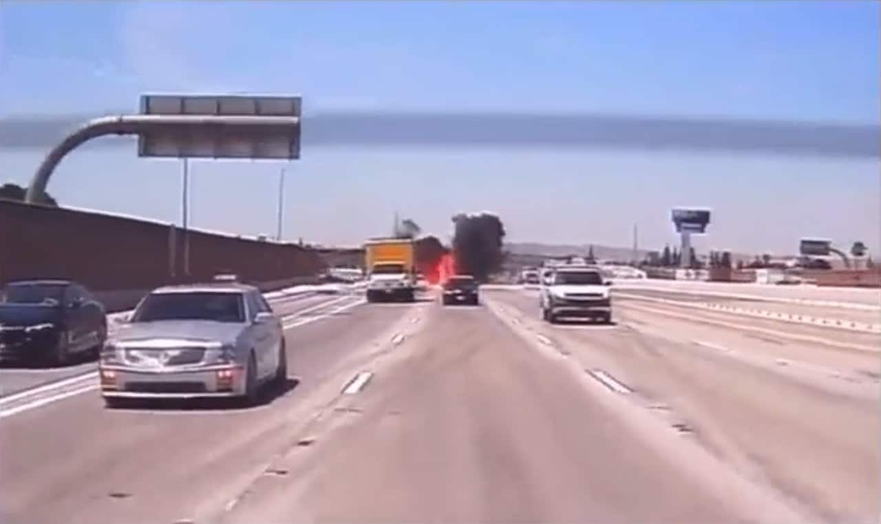 Aereo  Cessna atterra nelle strade della California e prende fuoco. Video
