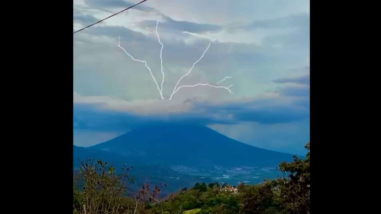 Guatemala, vulcano erutta fulmini. Video straordinario