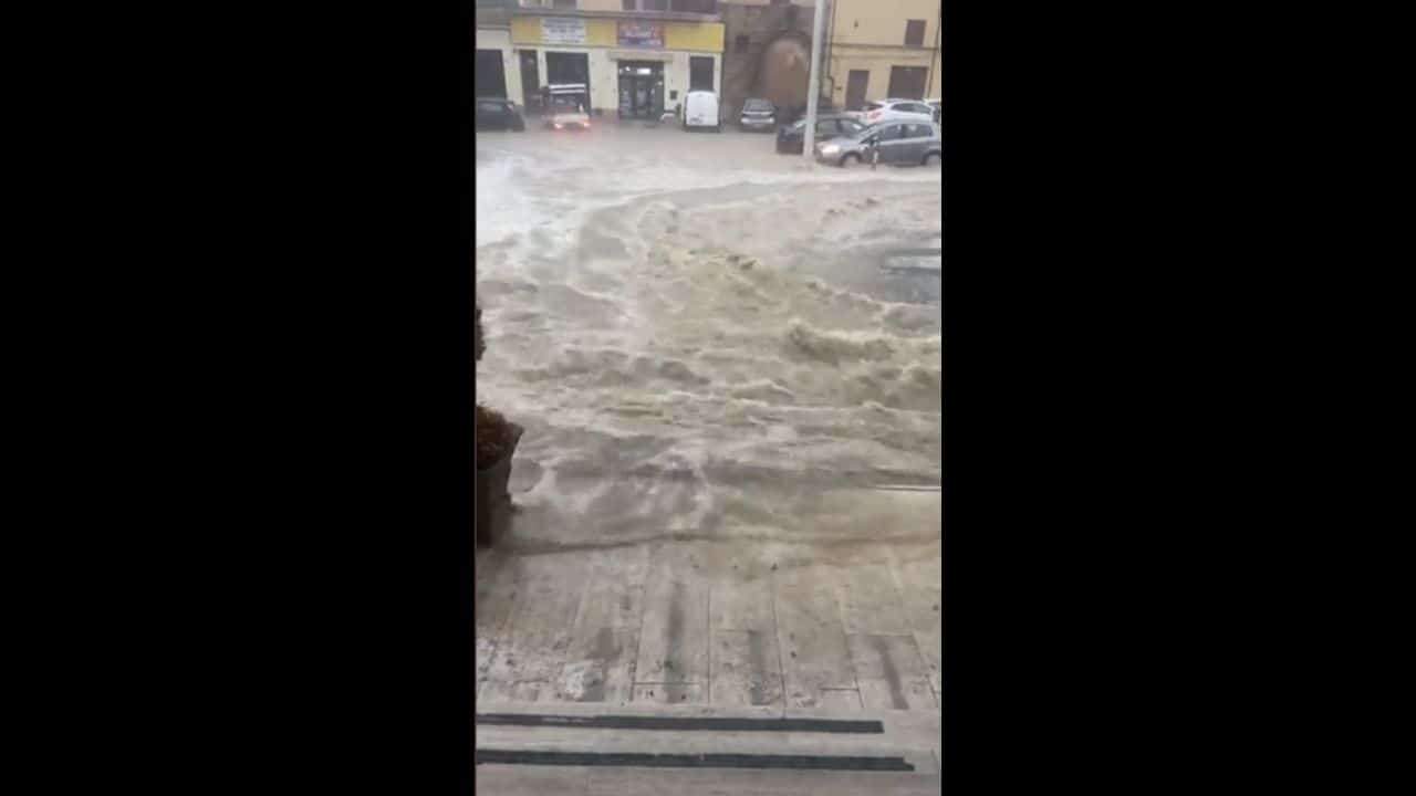 Sicilia, forti temporali con allagamenti. Video meteo