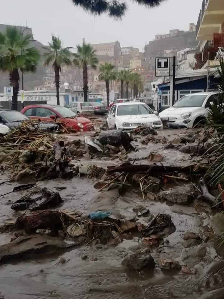 Alluvione lampo in provincia di Reggio Calabria, strade come fiumi. Video meteo