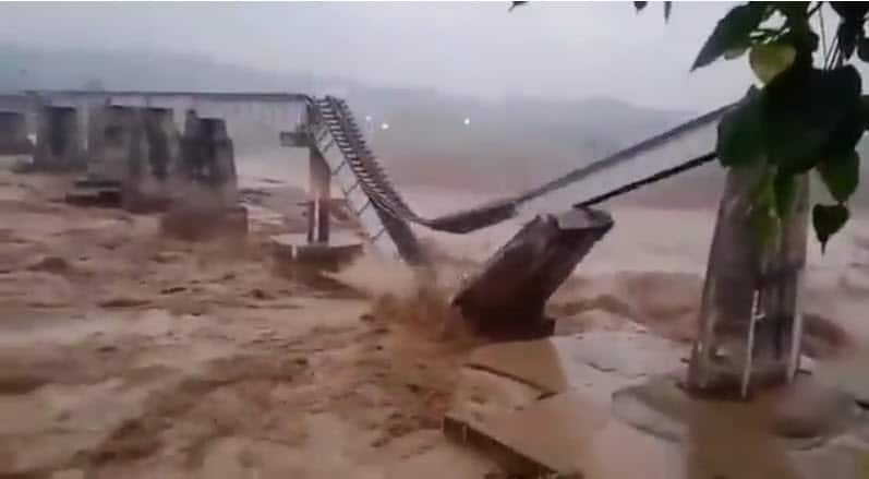 Crolla un ponte ferroviario in un fiume in India