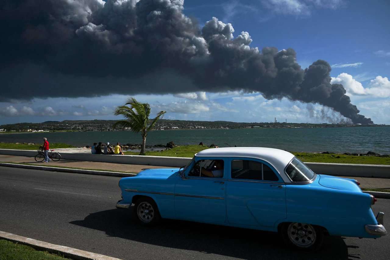 cuba incendio in deposito petrolio
