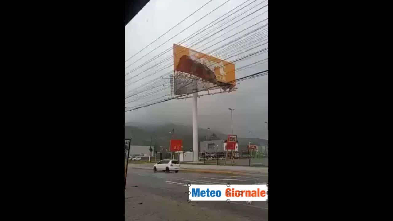 Brasile, vola via tutto. Enorme cartello stradale cade su auto. Video meteo