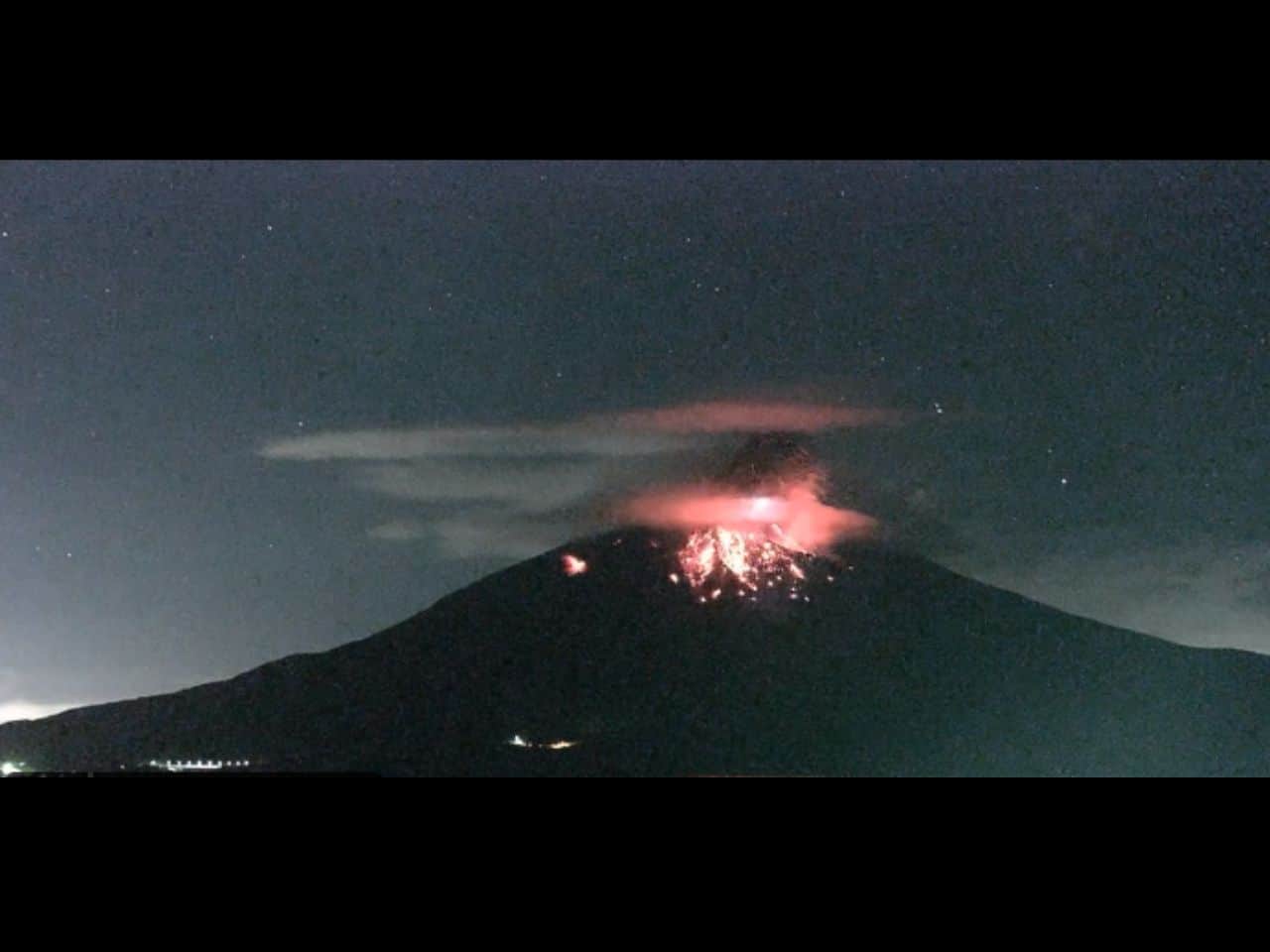 Esplosione del vulcano con tempesta di fulmini vulcano Sakurajima, in Giappone. Video