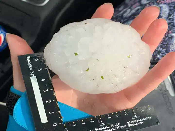 Canada, chicchi di grandine da 800 grammi. Un bombardamento di ghiaccio. Video meteo