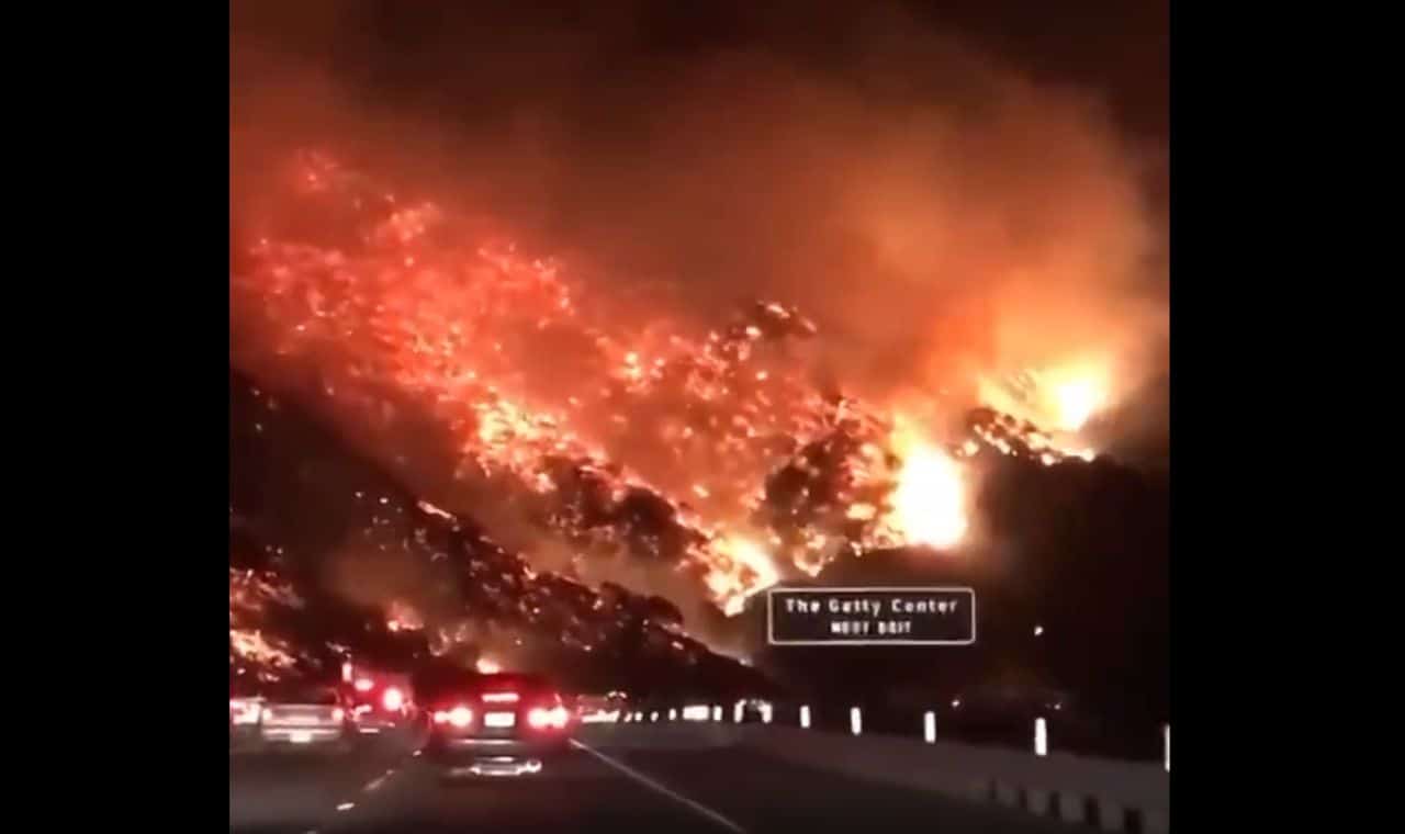 Los Angeles, gli incendi si portano in una delle autostrade. Video