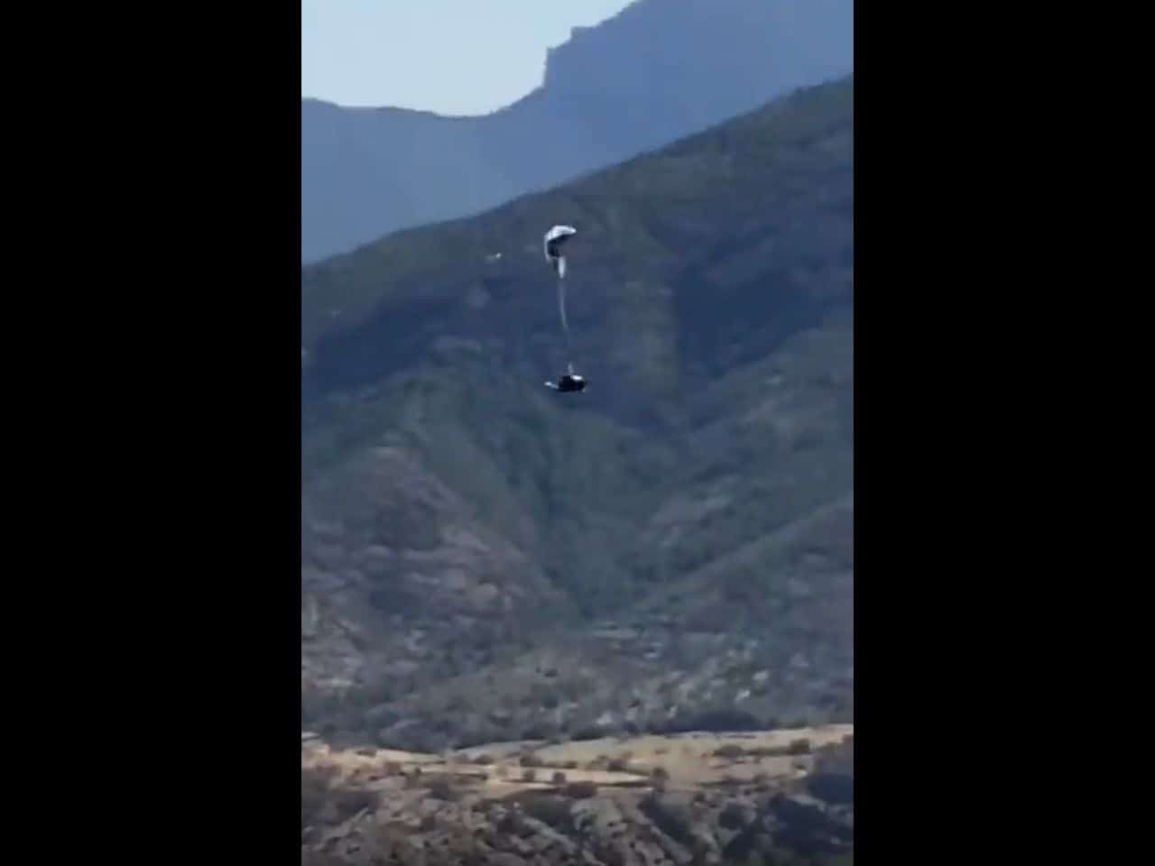 Problema con il paracadute, si pensa al peggio. Incredibile salvataggio, Video