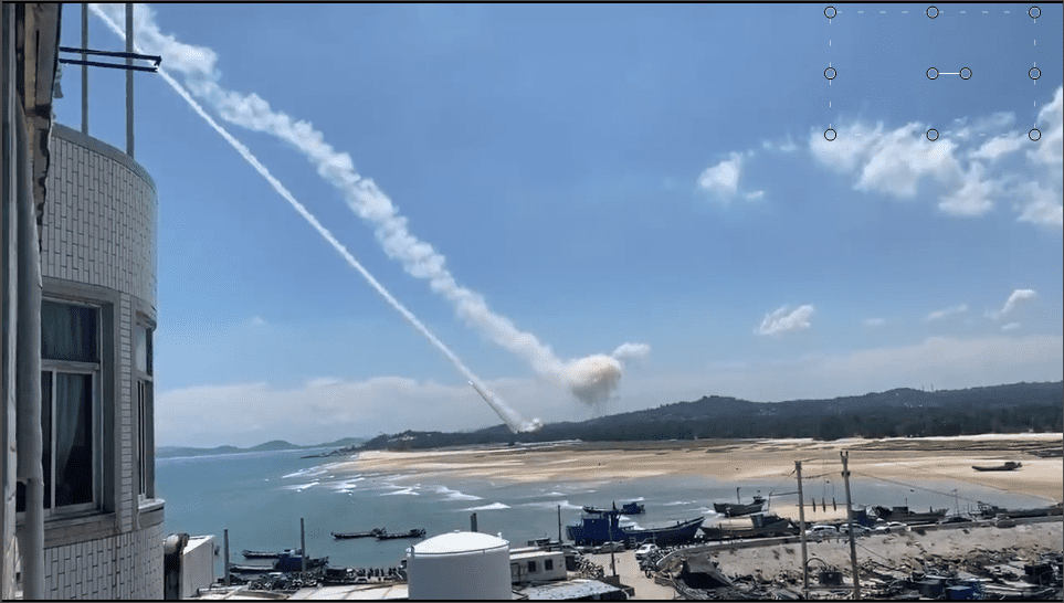 La Cina lancia missili verso Taiwan. Esercitazioni minacciose. Video