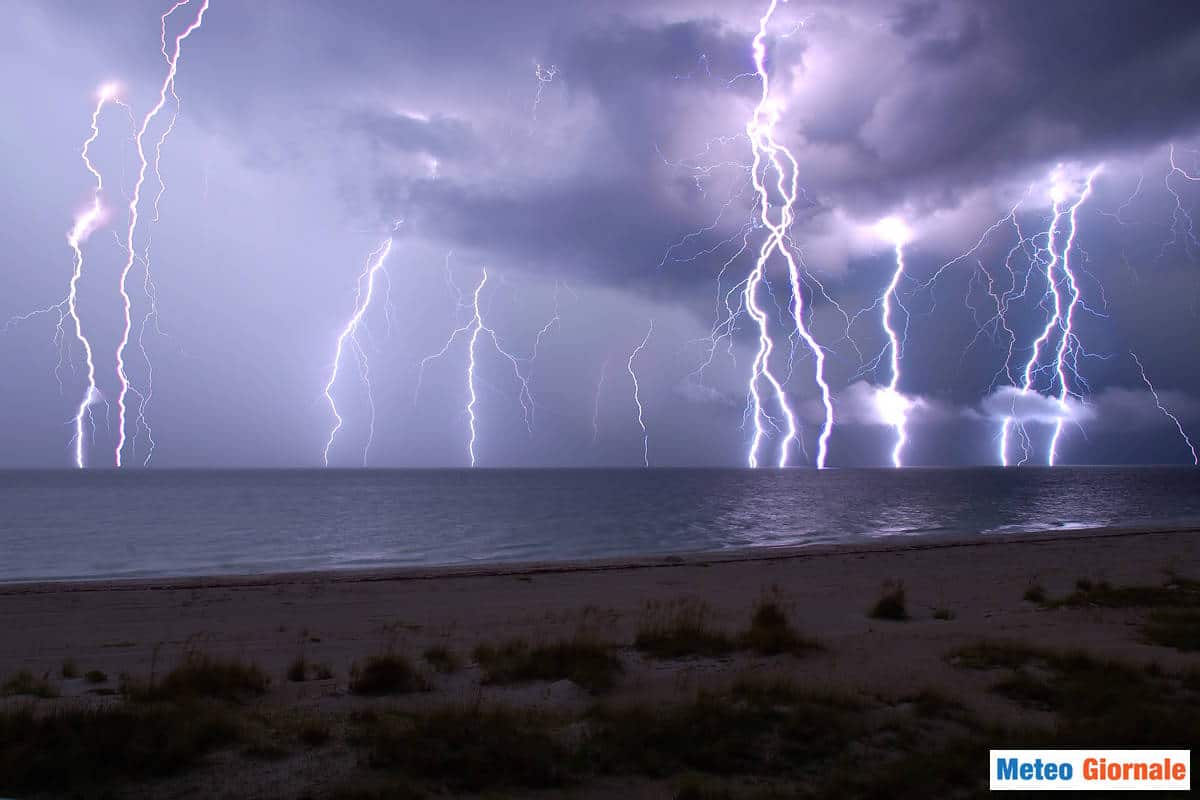Temporali tropicali in Italia. Video Meteo della tempesta di fulmini