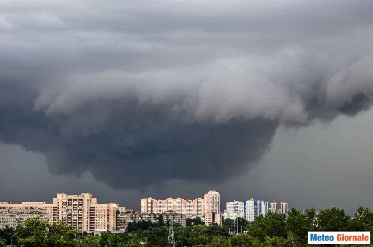 Sassaiola di ghiaccio dal cielo in Romagna. Danni ingentissimi in località turistiche